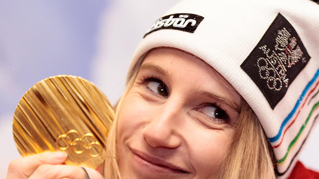 Anna Gasser strahlt mit Gold um die Wette.