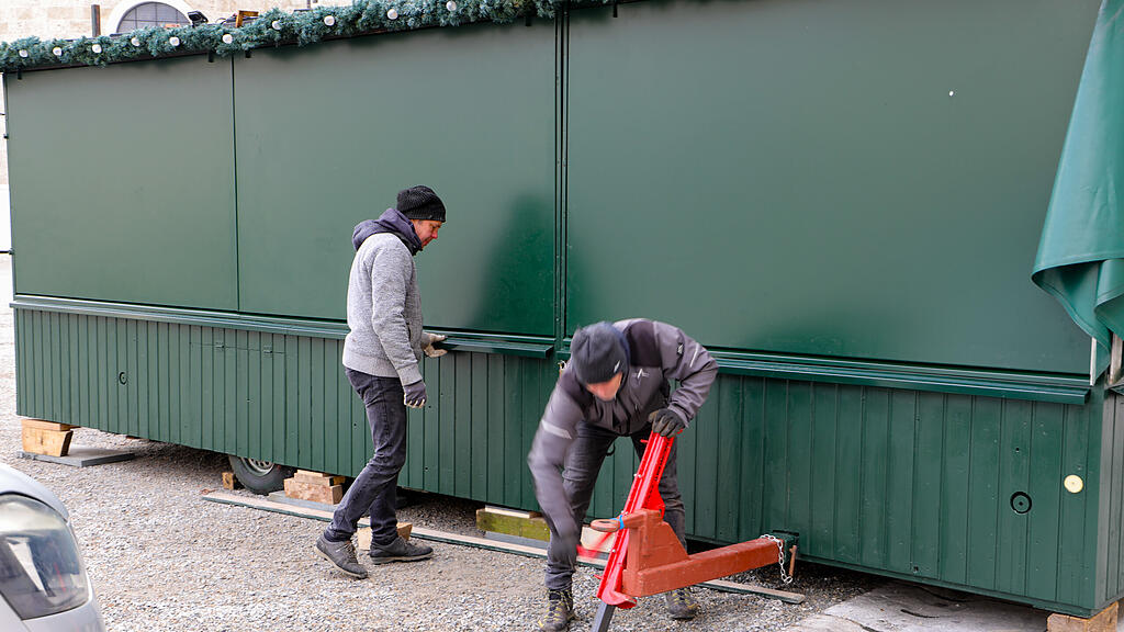 Aufbau Christkindlmarkt II