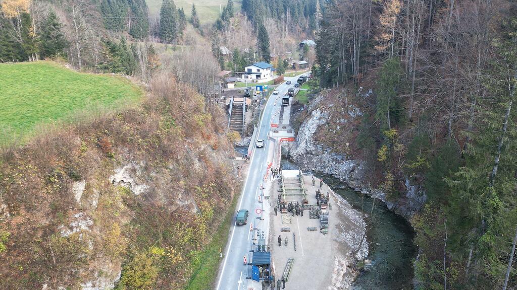 Hunderte Soldaten bauen Brücken in Annaberg-Lungötz