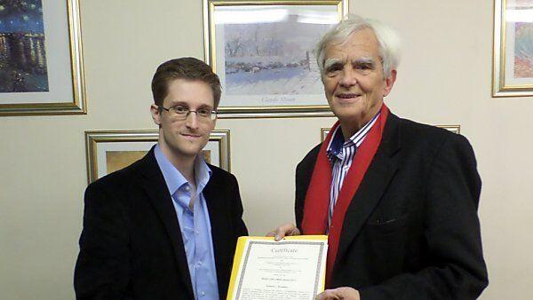 Snowden (l.) mit Grün-Politiker Ströbele