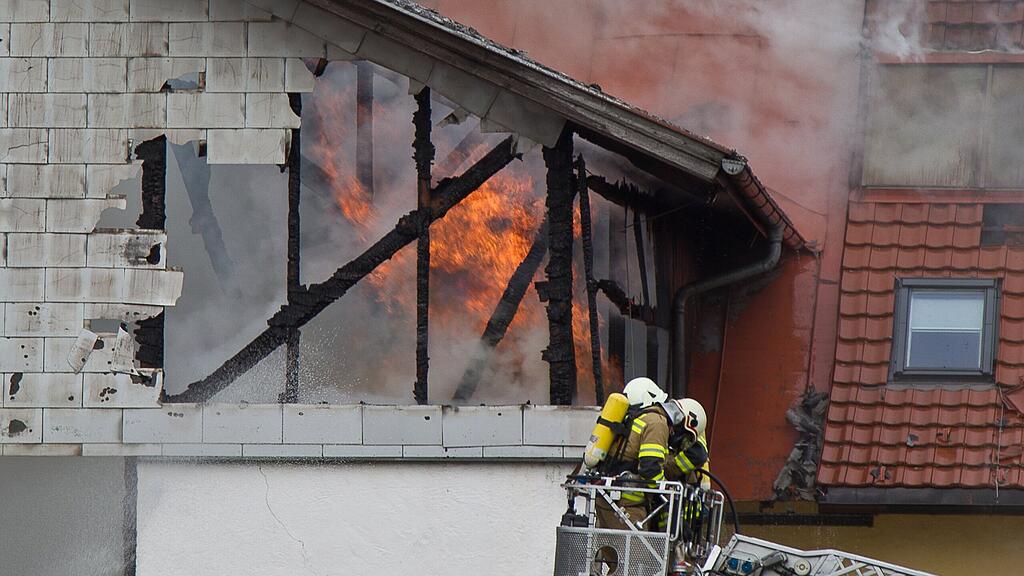 Ein landwirtschaftlicher Betrieb steht in Flammen.