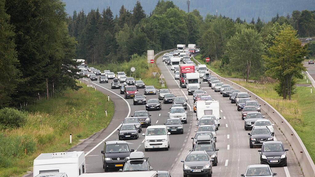Mehrere Fahrzeuge dürften die Person überrollt haben (Symbolbild).