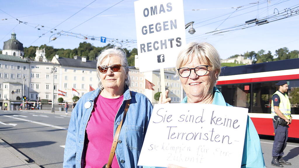 Klebe-Blockade auf Staatsbrücke