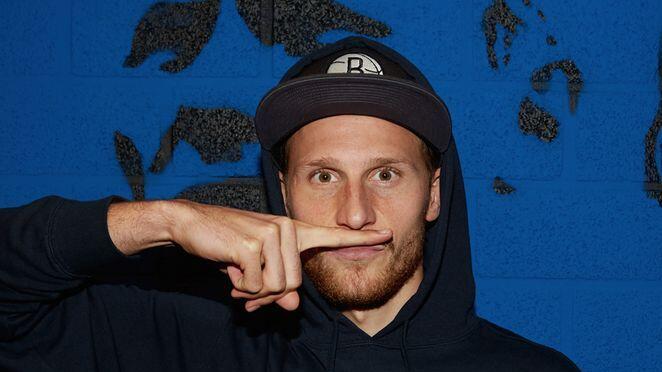 Der deutsche Fußball-Nationalspieler und Weltmeister Benedikt Höwedes wirbt für den "Movember".