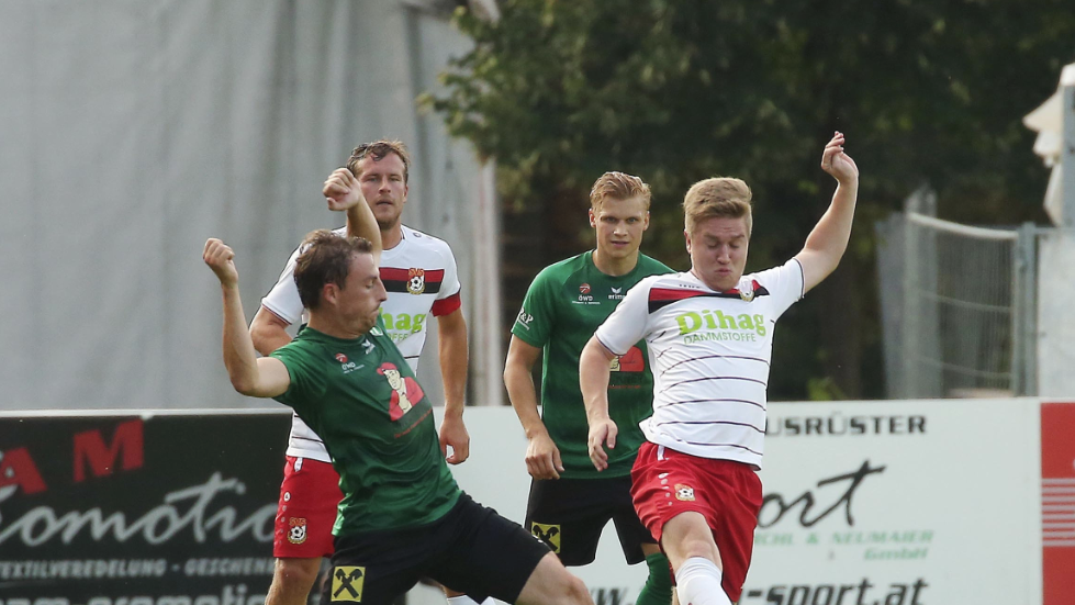 Seekirchen (weiß) war Wals-Grünau (grün) beim Westligaauftakt immer einen Schritt voraus.