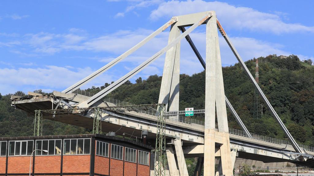 Autobahnbr\u00fccke st\u00fcrzt in Genua ein II