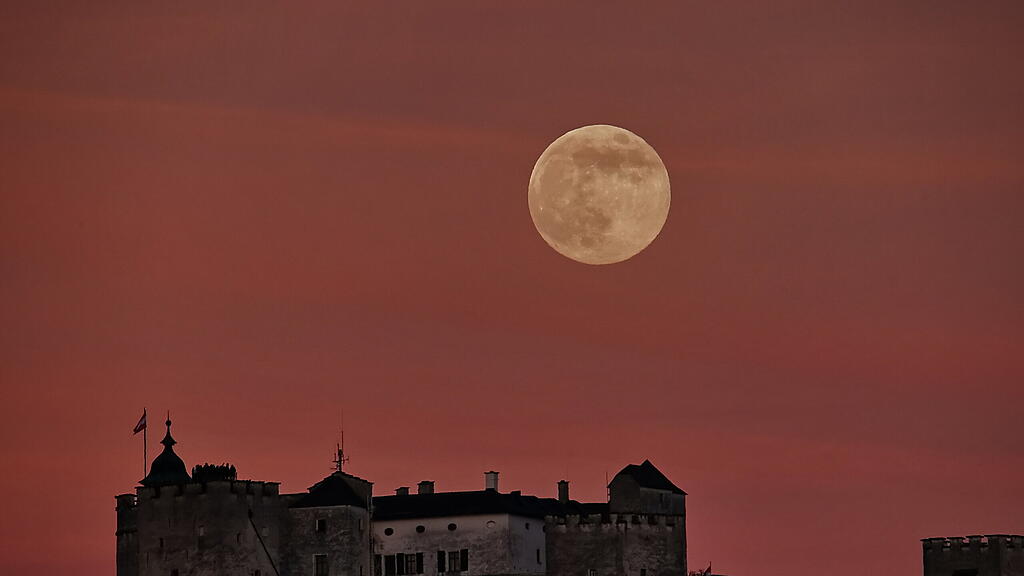 Erster Vollmond 2023 über Salzburg