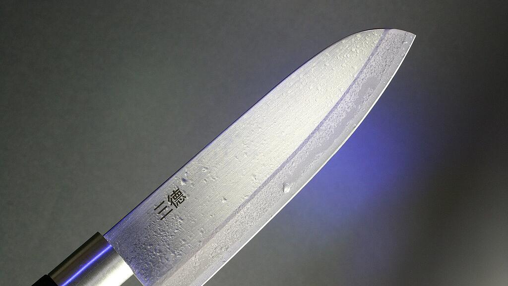 Einer der Männer drohte dem Flachgauer mit einerm Messer (Symbolbild).