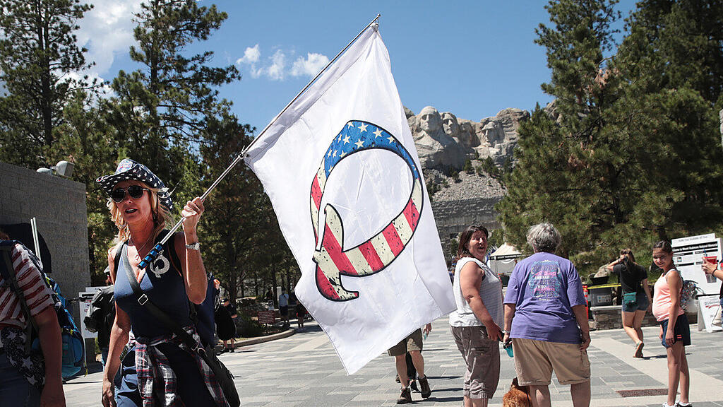 QAnon-Verschwörungstheorien machen unter Trump-Unterstützern die Runde
