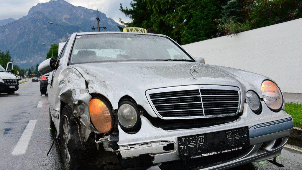 Anif: Lkw kracht in Taxi
