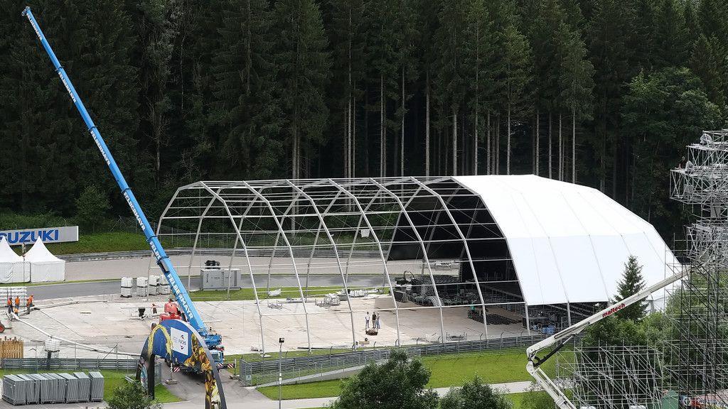 Erste Aufbauarbeiten am Electric Love 2017