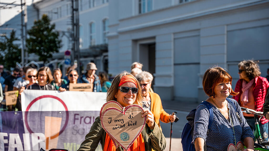Demo "Zusammenhalten statt spalten" in der Stadt Salzburg