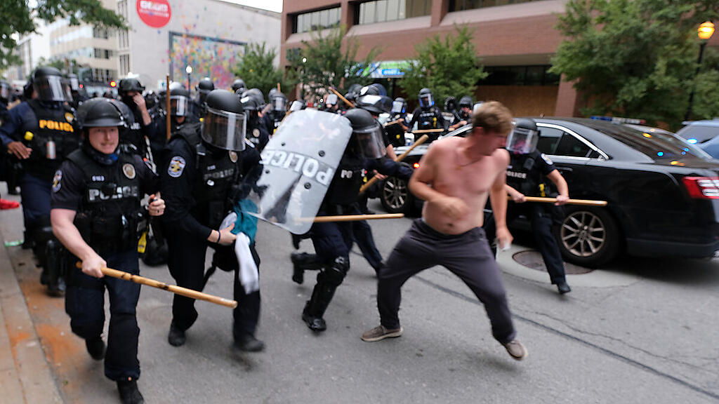 Ausereinandersetzungen zwischen Polizisten und Protestierenden in Louisville