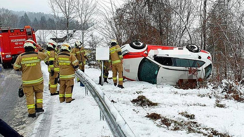 Unfall Thalgau, Auto in Straßengraben