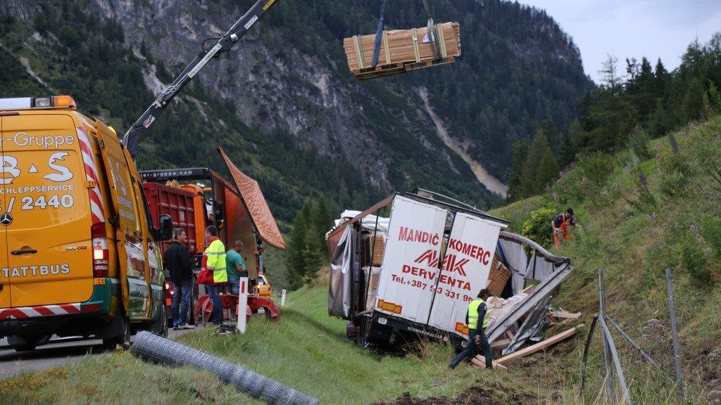 Lkw-Bergung auf A10