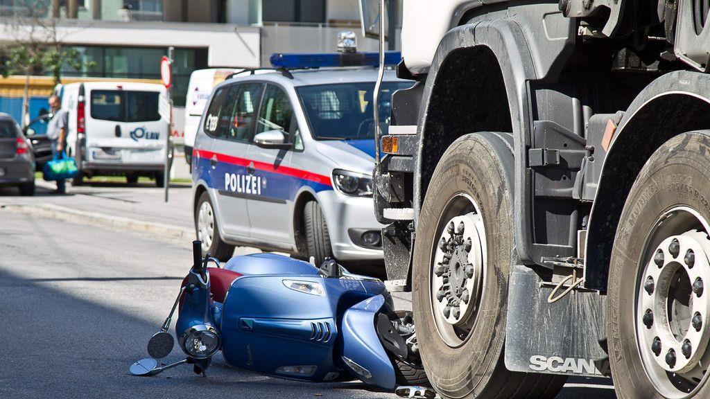 Moped crasht in Lkw