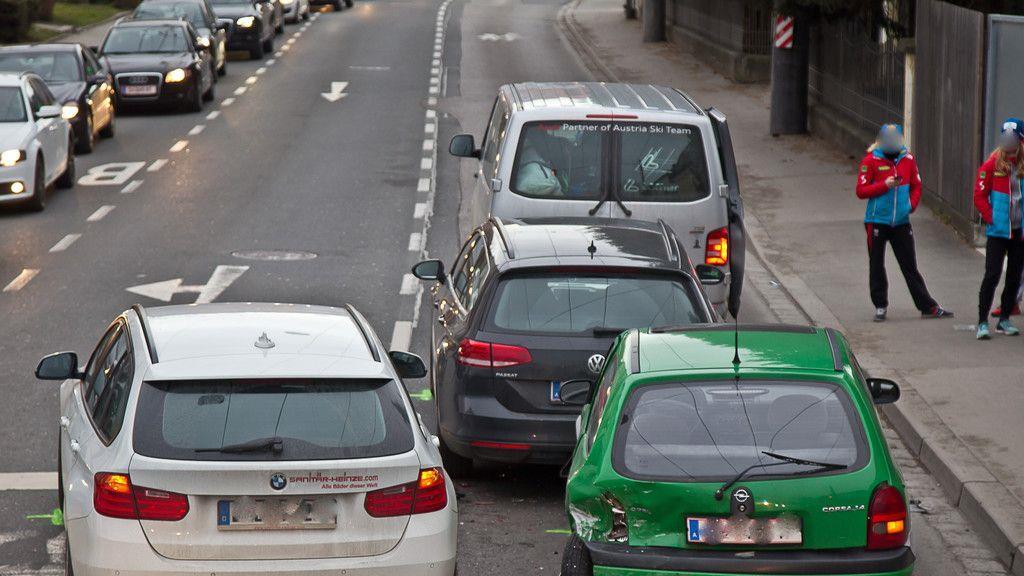 Maxglaner Hauptstraße: Vierfachcrash fordert Verletzte