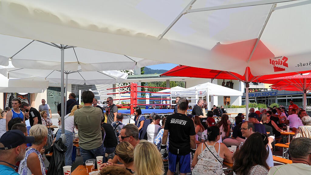 20230826_fmt_Boxen_vor_der_Kirche_mw-2.jpg