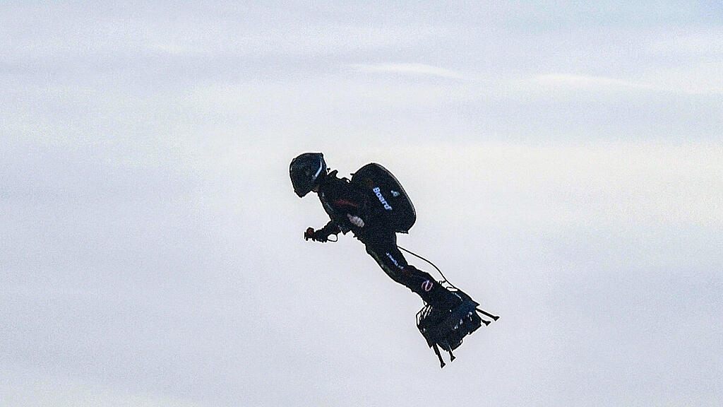Franky Zapata macht auf seinem "Flyboard" eine gute Figur