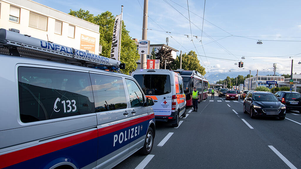 Fahrradfahrer schneidet Obus in Alpenstraße