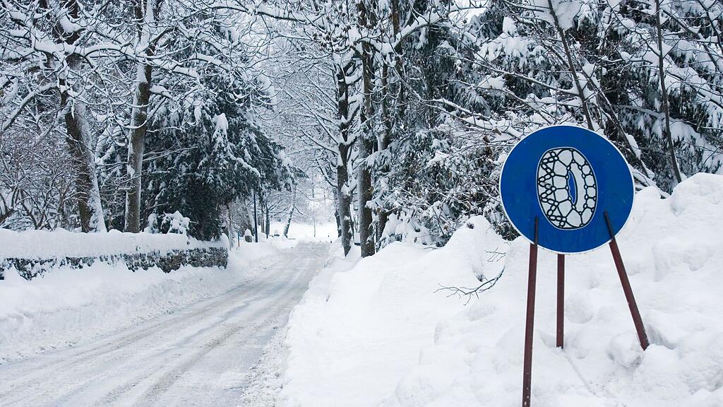 Ein Busfahrer ignorierte auf der Katschbergstraße die Schneekettenpflicht.