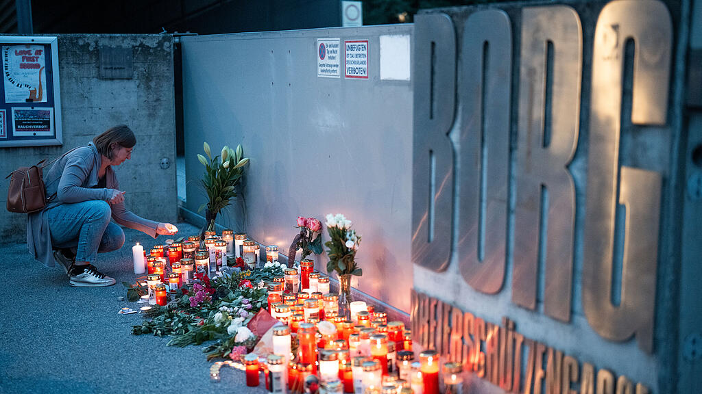 ATTACKE AN GRAZER SCHULE: KERZEN VOR DER SCHULE