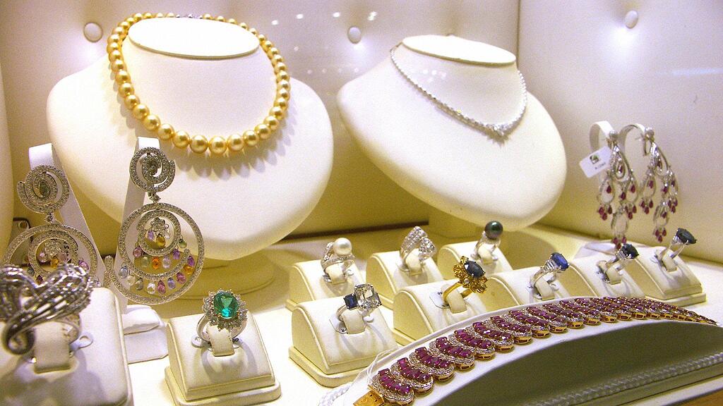 Die Burschen stahlen Schmuck im Wert von rund 15.000 Euro und verkauften das Diebesgut an einen Juwelier.