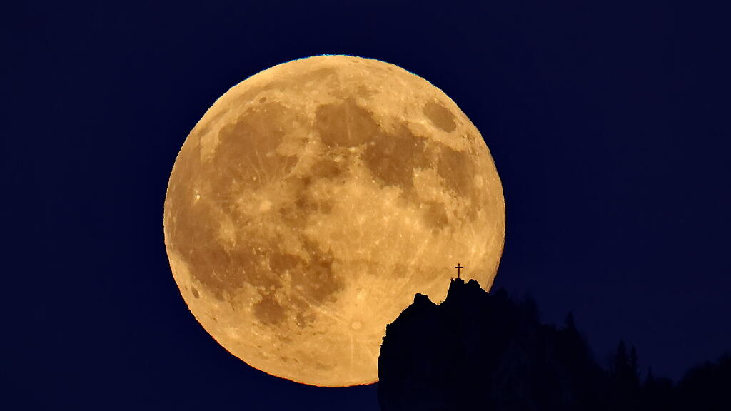 Supermond über Salzburg