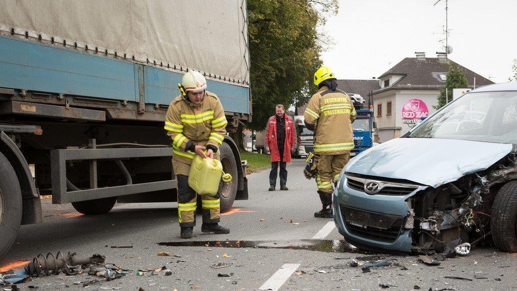 Straßwalchen: Pkw-Lenker prallt in Lkw