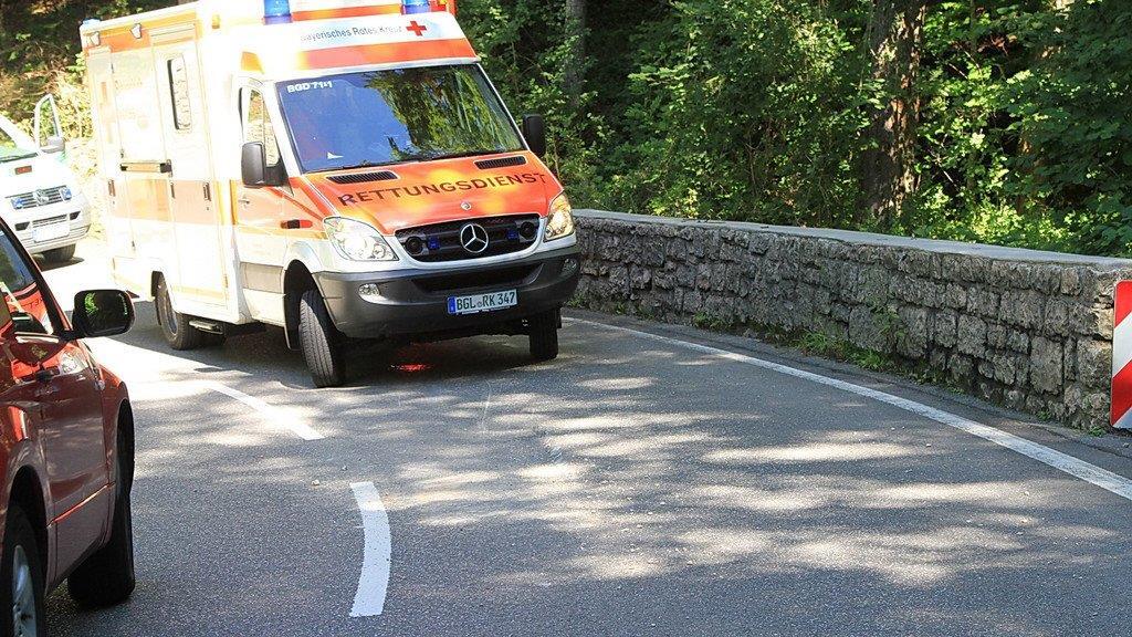 Biker stürzt auf Kies