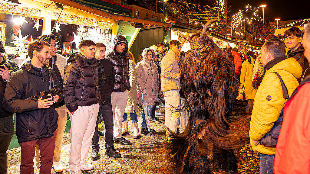 Alt Gnigler Krampusse beim Weihnachtsmarkt am Mirabellplatz