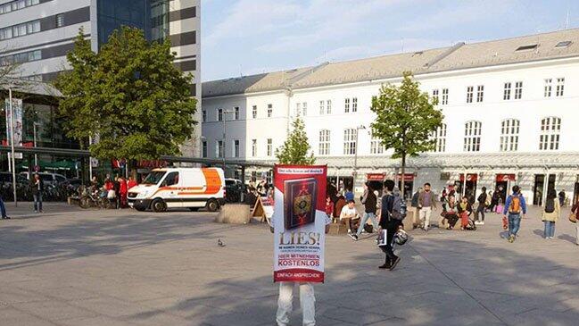 Eine Koranverteilungsaktion in Salzburg.