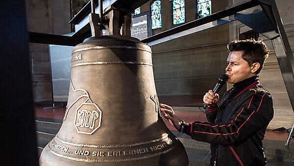 Michael Patrick Kelly läutet die PeaceBell
