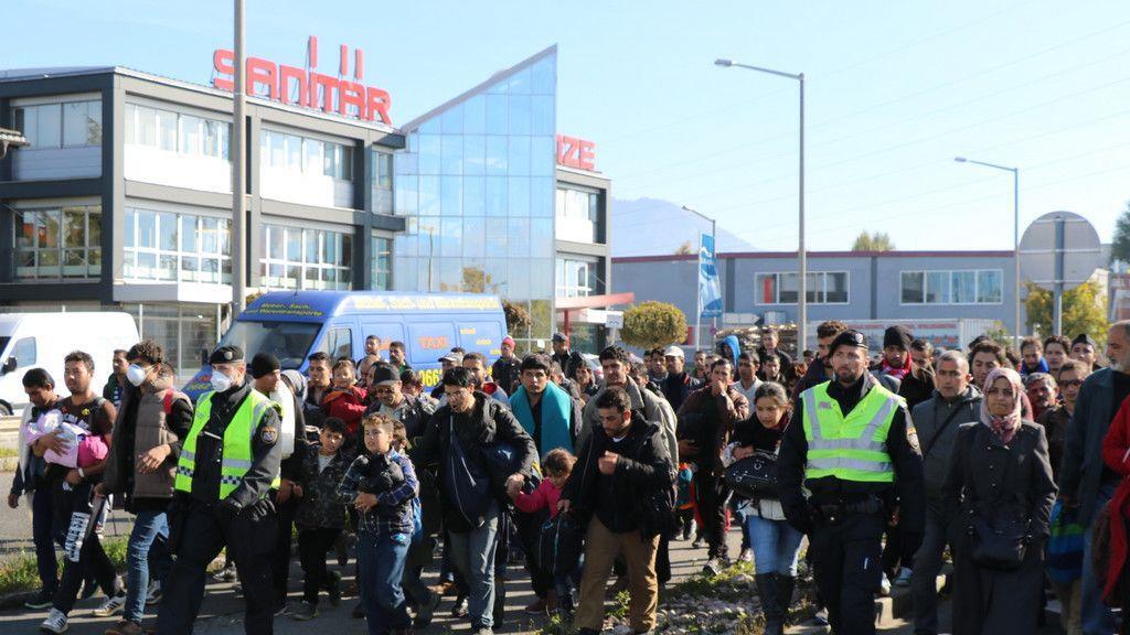 Flüchtlinge marschieren zu Grenze