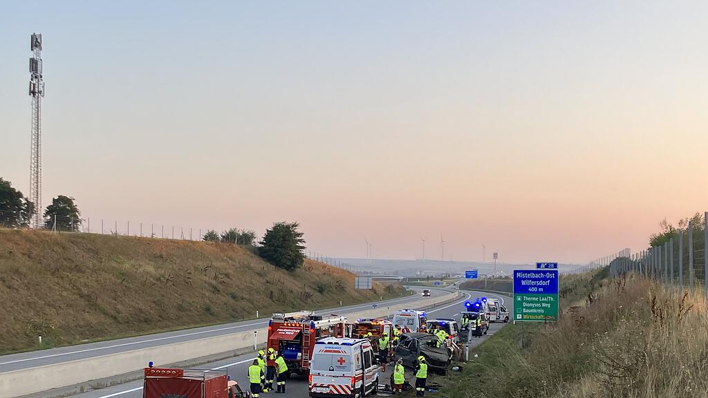 Kind stirbt bei Kleinbus-Unfall auf A5 in Mistelbach