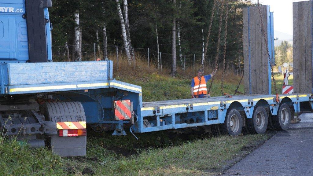 Sattelzug kracht gegen Böschung