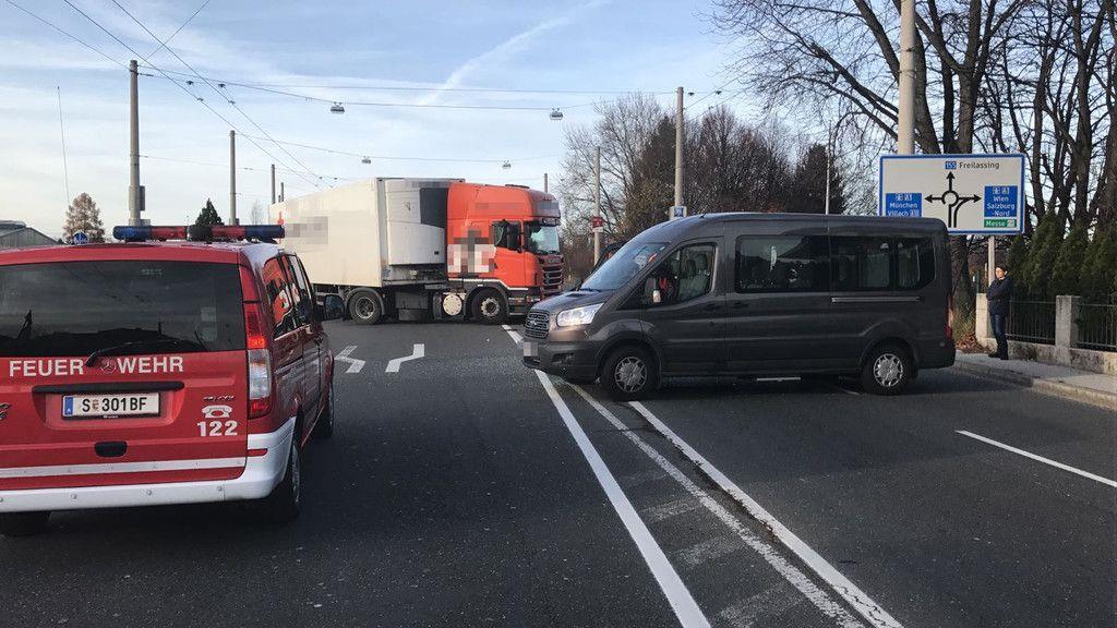 Zwei Unfälle auf der Münchner Bundesstraße: Erste Bilder