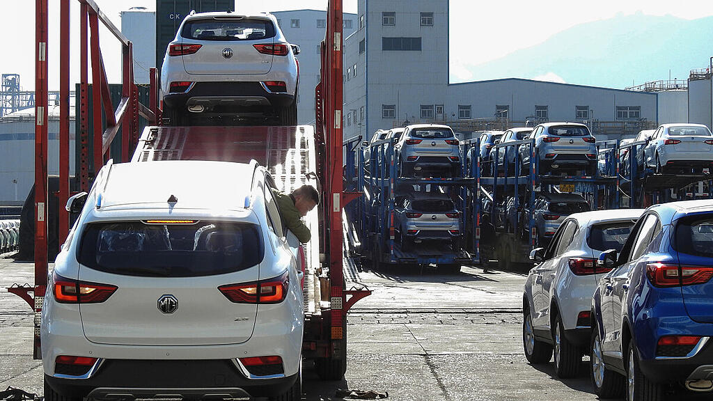 Für den Export bestimmte Autos am Hafen von Lianyungang