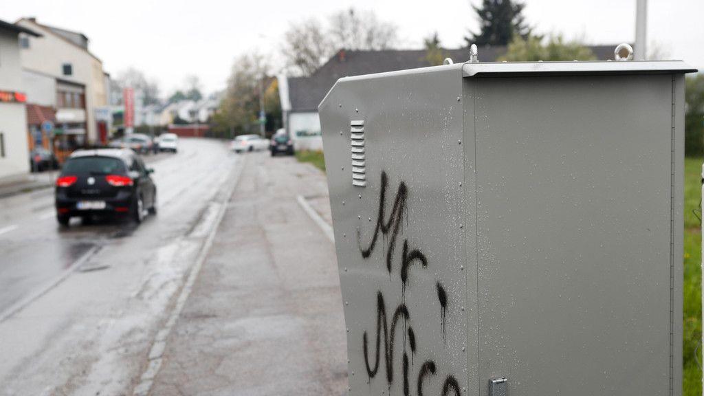 Mehrere Blitzer in Braunau beschmiert