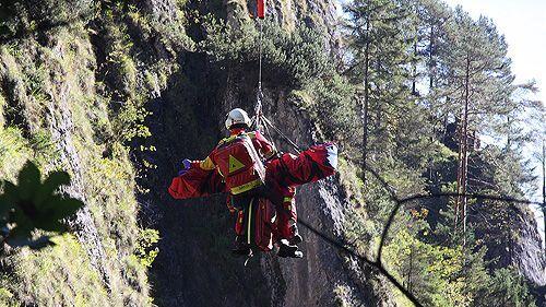 Mit Unterstützung der Bergwacht Marktschellenberg und einem österreichischen Rettungshubschrauber erfolgte die Bergung aus der Klamm.