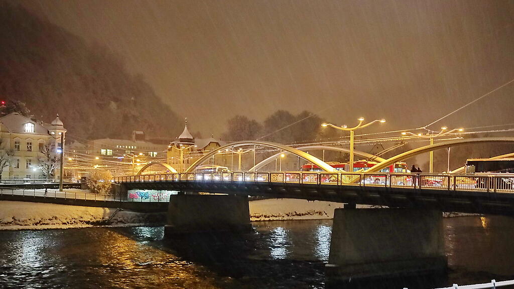 Stau und Unfälle wegen Schnee in Stadt Salzburg
