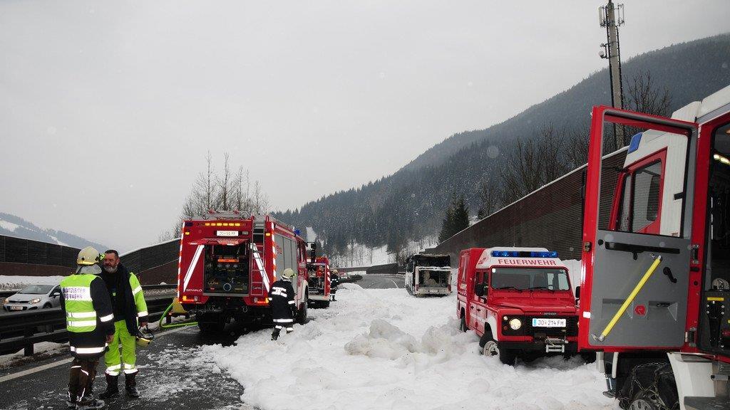 Reisebus in Vollbrand