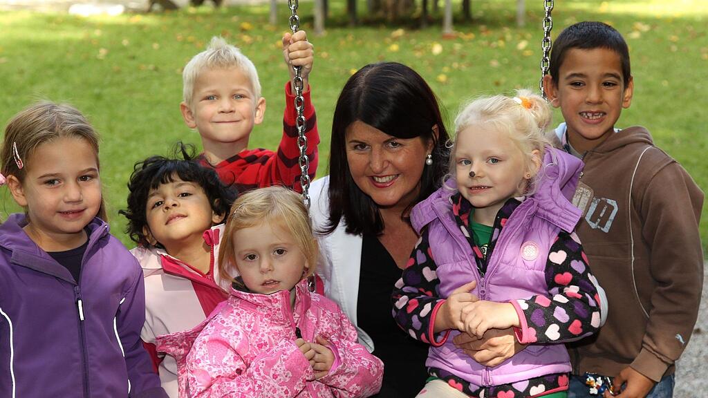Landeshauptfrau Gabi Burgstaller besuchte den Kindergarten Maxglan Stölzlpark.