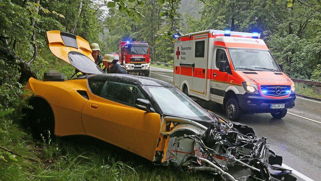 Luxusauto prallt in Bayern gegen Leitplanke