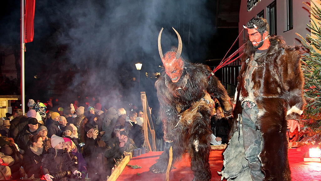 Anifer Krampuslauf am Dorfplatz
