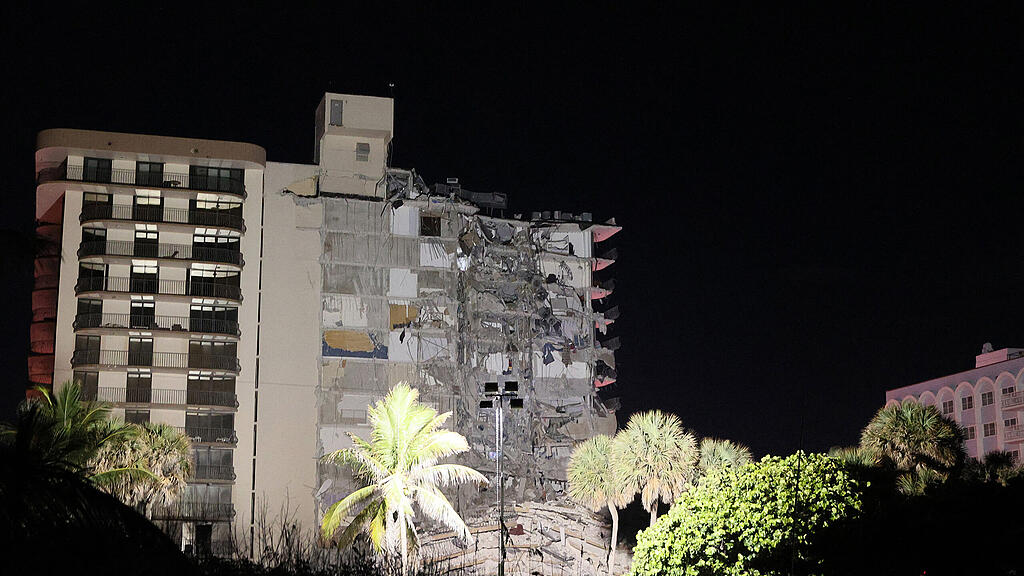 Hochhaus st\u00fcrzt in Miami ein