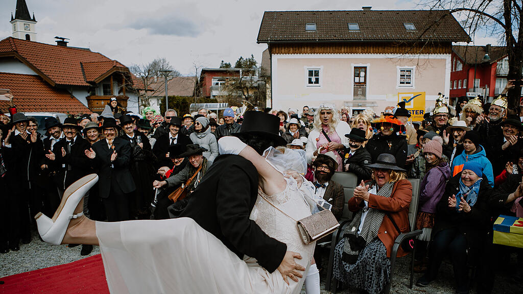 Verkehrte Hochzeit, Kirche