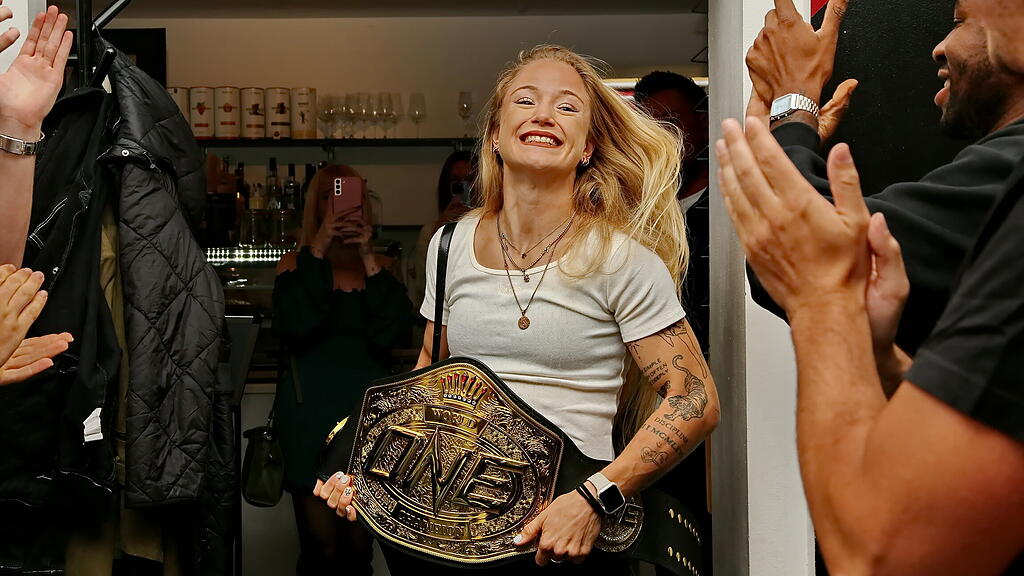 Muay Thai-Weltmeisterin Stella Hemetsberger in Salzburg empfangen