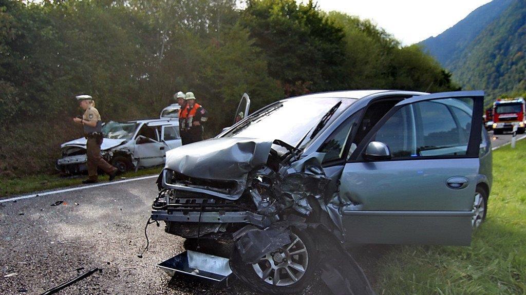 Trümmerfeld nach Frontalcrash