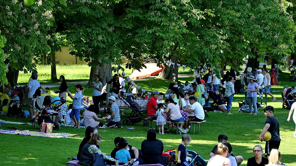 Sommerwetter: Salzburger stürmen Hellbrunn
